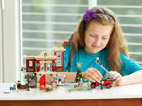 LEGO set 10263-1 Winter Village Fire Station - Image 9