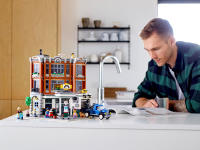 LEGO set 10264-1 Corner Garage - Image 5