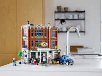 LEGO set 10264-1 Corner Garage - Image 6