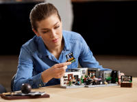 LEGO set 10291-1 Queer Eye: The Fab 5 Loft - Image 3