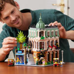 LEGO set 10297-1 Boutique Hotel - Image 3