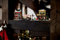 LEGO set 10308-1 Holiday Main Street - Image 3