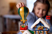 LEGO set 10339-1 Santa's Post Office - Image 3