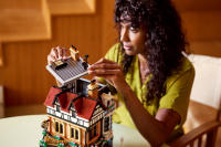 LEGO set 10350-1 Tudor Corner - Image 7