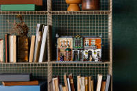 LEGO set 10351-1 Sherlock Holmes: Book Nook - Image 8