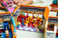 LEGO set 10352-1 The Simpsons: Krusty Burger - Image 6