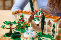 LEGO set 10359-1 Fountain Garden - Image 10