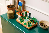 LEGO set 10359-1 Fountain Garden - Image 12