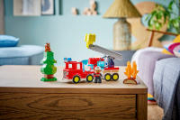 LEGO set 10473-1 Fire Truck with Hose and Firefighter - Image 10