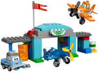 LEGO set 10511-1 Skipper's Flight School - Image 1