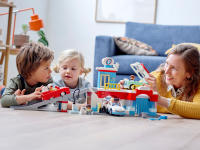 LEGO set 10948-1 Parking Garage and Car Wash - Image 5