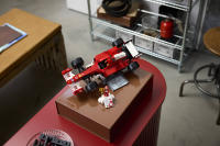 LEGO set 11375-1 Ferrari F2004 & Michael Schumacher - Image 18
