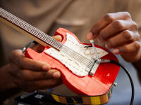 LEGO set 21329-1 Fender Stratocaster - Image 6