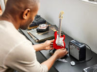 LEGO set 21329-1 Fender Stratocaster - Image 11
