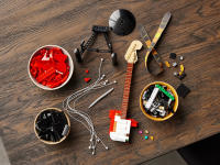 LEGO set 21329-1 Fender Stratocaster - Image 14