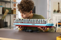 LEGO set 40955-1 Maersk Dual-Fuel Container Vessel - Image 3