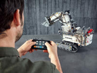 LEGO set 42100-1 Liebherr R 9800 Excavator - Image 4