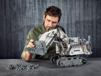 LEGO set 42100-1 Liebherr R 9800 Excavator - Image 5