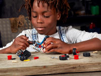 LEGO set 42116-1 Skid Steer Loader - Image 11