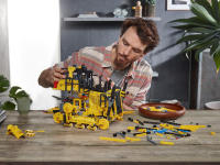 LEGO set 42131-1 Cat D11 Bulldozer - Image 13