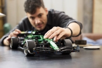 LEGO set 42240-1 Aston Martin Aramco AMR25 F1 Car - Image 6