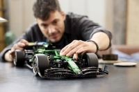 LEGO set 42240-1 Aston Martin Aramco AMR25 F1 Car - Image 7