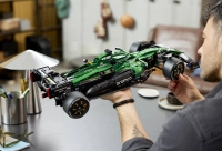 LEGO set 42240-1 Aston Martin Aramco AMR25 F1 Car - Image 10