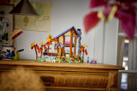 LEGO set 42705-1 Cozy Fall Forest Cabin - Image 7