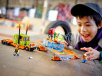 LEGO set 60294-1 Stunt Show Truck - Image 3