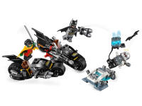 LEGO set 76118-1 Mr. Freeze Batcycle Battle - Image 4