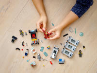 LEGO set 76167-1 Iron Man Armory - Image 7