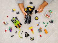 LEGO set 76180-1 Batman vs. The Joker: Batmobile Chase - Image 10