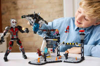 LEGO set 76314-1 Captain America: Civil War Battle - Image 10