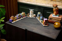 LEGO set 76444-1 Diagon Alley Wizarding Shops - Image 7